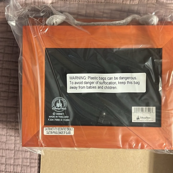 Disney parks three wood/charm 4 x 6 frame.
Brand new inbox - Picture 4 of 5